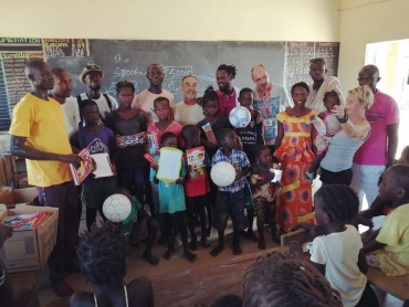 Nio Far entame une tournée de dons dans les écoles